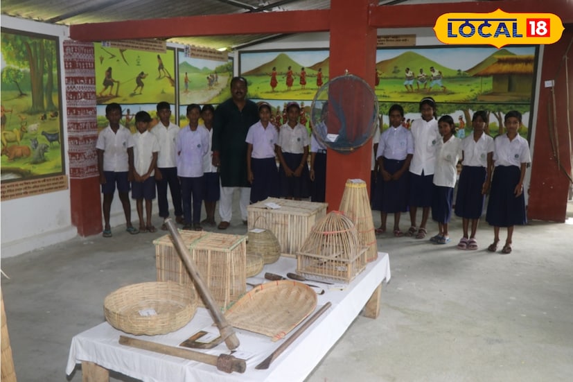এই সংগ্রহশালায় দেখা যাবে ধামসা-মাদল, তিন ধরনের ধনুক, হাঁড়ি, কলসি, শিকারের জন্য ব্যবহৃত দুই রকমের খাঁচা, পিতলের ঘটি, দুই ধরনের বাঁশি, চুবড়ি ইত্যাদি। এছাড়াও আদিবাসীদের বিবর্তনের ইতিহাস দেওয়ালে চিত্র এঁকে দেখানো হয়েছে। আদিবাসী অধ্যুষিত জয়গোপালপুর গ্রামে অবস্থিত এই স্কুল। 