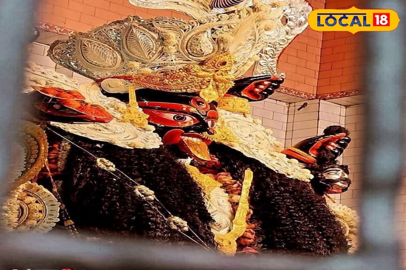আর মাত্র কয়েকটা দিন, তারপরে ক্ষেপিমা এর আরাধনায় মাতবে কাটোয়াবাসী। ইতিমধ্যেই জোর কদমে চলছে প্রস্তুতি। কাটোয়া শহরের এই শতাব্দী প্রাচীন কালীপুজো কাটোয়া তথা জেলাবাসীর কাছে এক আবেগ ও ঐতিহ্য। তবে কেবল পুজোর দিনই না, প্রতিমাকে সাজিয়ে তোলার মুহূর্ত থেকেই ভক্ত সমাগম শুরু হয় এই মন্দির চত্বরে। দেখে নিন এই বছরের পুজোর সামগ্রিক নির্ঘণ্ট। 