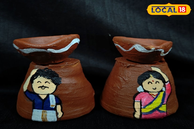 ইতিমধ্যেই আসানসোল শহরের বিভিন্ন এলাকায় ছড়িয়ে গিয়েছে আলোকসজ্জা বাহারি জিনিস। বিশেষ করে এলইডি লাইট থেকে শুরু করে মাটির প্রদীপ। তবে আলাদা ধরণের প্রদীপগুলি বাড়িতে নিয়ে গিয়ে জ্বালালে আপনার বাড়ির আলোর মধ্যে সেজে উঠবে এক অন্যরকম সৌন্দর্য। (ছবি ও তথ্য : রিন্টু পাঁজা)
