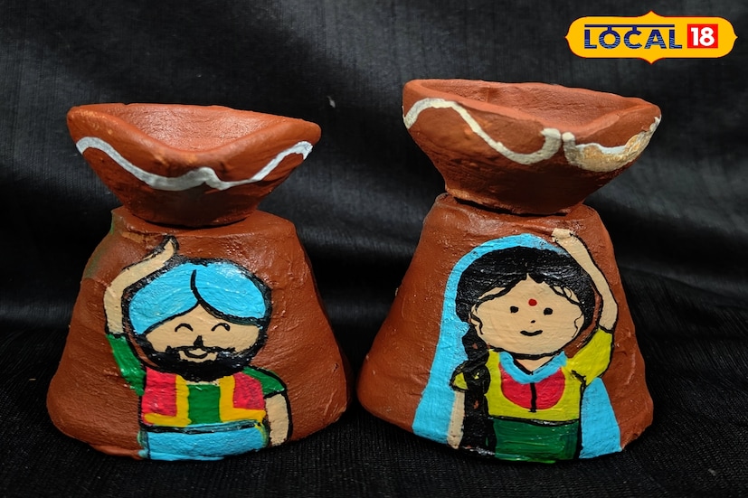 দোরগোড়ায় কড়া নাড়ছে দীপাবলি। দোকান গুলিতে শুরু হয়েছে কেনাকাটা, চলছে বাড়ি পরিষ্কার থেকে শুরু করে বাড়ি সাজানো আরও অনেক কিছু। (ছবি ও তথ্য : রিন্টু পাঁজা)
