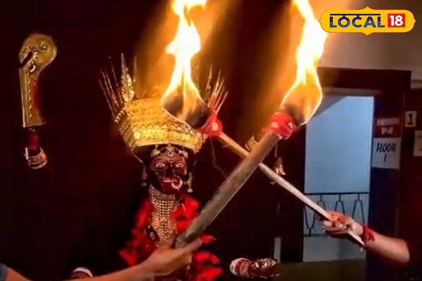 সম্পূর্ণ রঙ তুলি দিয়ে এক নারীর শরীরে বামা কালীর অবয়ব ফুটিয়ে তোলেন শিল্পী। সোশ্যাল মিডিয়ায় সেই ভিডিও আপলোড করার পরেই ঝড়ের বেগে ভাইরাল হয়ে যায়। ভিডিও শুট করতে শিল্পীকে সাহায্য করেছেন স্বামী দেবাশীষ বিশ্বাস।