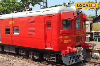 দীর্ঘ সময় পর শিয়ালদহ-বনগাঁ শাখায় ফের ছুটল 'এই' লাল ট্রেন! ব্যাপারটা কী জানুন...