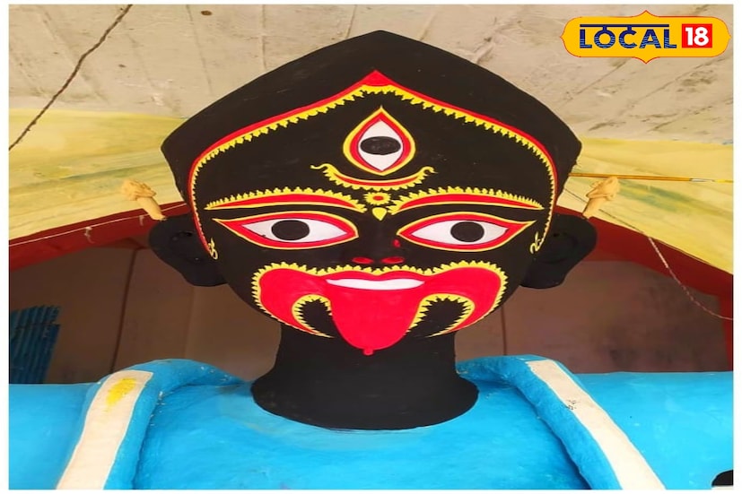 সারা বছর ধরে নিত্য পূজা চললেও কোজাগরী লক্ষ্মীপুজোর পরদিন কাঠামো নির্মাণের মাধ্যমে শুরু হয় মায়ের বাৎসরিক পূজার প্রতিমা নির্মাণের কাজ। তারপর কার্তিক মাসের অমাবস্যা তিথিতে ধুমধাম করে পূজিতা হন মা। পুজোর দিন সকালে ডাক পরানো হয় মা'কে, সন্ধ্যায় স্বর্ণ ও রৌপ্য অলংকারে সাজানো হয়।