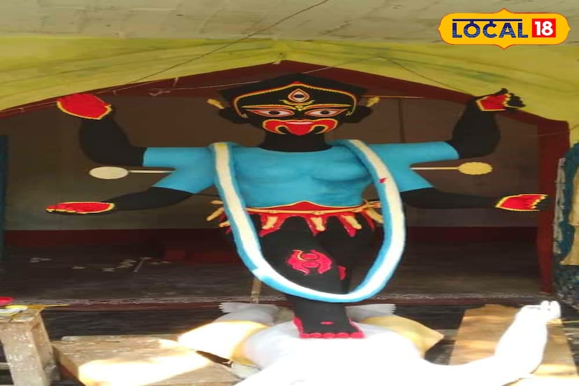 অষ্টমঙ্গলার দিন নৈবেদ্য সহযোগে নিবেদন করা হয় লুচি ও খই-মুড়কির ভোগ। পরদিন মহা সমারোহে দেবীকে বিদায় জানানো হয়। পরিবারের সকলে মেতে ওঠেন সিঁদুর খেলায়। শেষ মুহূর্তের পুজো সমাপ্ত হলে অশ্রুসজল চোখে গোরুর গাড়িতে করে নিয়ে যাওয়া হয় মন্দির সংলগ্ন এক ছোট্ট জলাশয়ে। নিরঞ্জন করা হয় মায়ের মূর্তি। (ছবি ও তথ্যঃ নীলাঞ্জন বন্দ্যোপাধ্যায়)