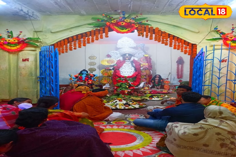 এরপর চিরাচরিত রীতি মেনে দণ্ডী কেটে আরম্ভ করা হয় মায়ের পুজো। পুজোয় কুল ভট্টাচার্য্যের সহিত টকটকে লাল বস্ত্র পরিধান করে মহাশক্তির আরাধনায় ব্রতী হন চ্যাটার্জী পরিবারের বয়ঃজ্যেষ্ঠ। সারারাত ধরে পুজো চলে। ধুপ ধুনোর গন্ধে চারিদিক মুখরিত হয়ে ওঠে। কাঁসর, ঘণ্টা, ঢাকের বোল ও সংস্কৃত মন্ত্রোচ্চারণে গমগম করে পুরো মন্দির চত্বর।