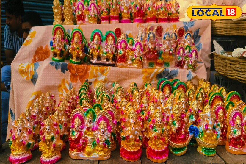 উৎসব প্রিয় বাঙালি মজেছে দক্ষিণ ভারত, মহারাষ্ট্রের সংস্কৃতিতে। দুর্গাপুর শিল্পাঞ্চলের বাজারগুলি ছেয়েছে গিয়েছে সোনা-রুপো সহ মাটির লক্ষ্মী-গনেশের মূর্তিতে। পাশাপাশি মঙ্গলঘট, কাঁসা-পিতলের ঘটি, বাটি সহ নানা সামগ্রী দেদার বিক্রি হচ্ছে। কেন এই ধনতেরাসের সময় লক্ষ্মীপুজো সহ কেনাকাটার হিড়িক পড়ে মানুষের মধ্যে? কী বলছে জ্যোতিষশাস্ত্র? (ছবি ও তথ্যঃ দীপিকা সরকার) 