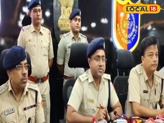 চলছে সাংবাদিক সম্মেলন 