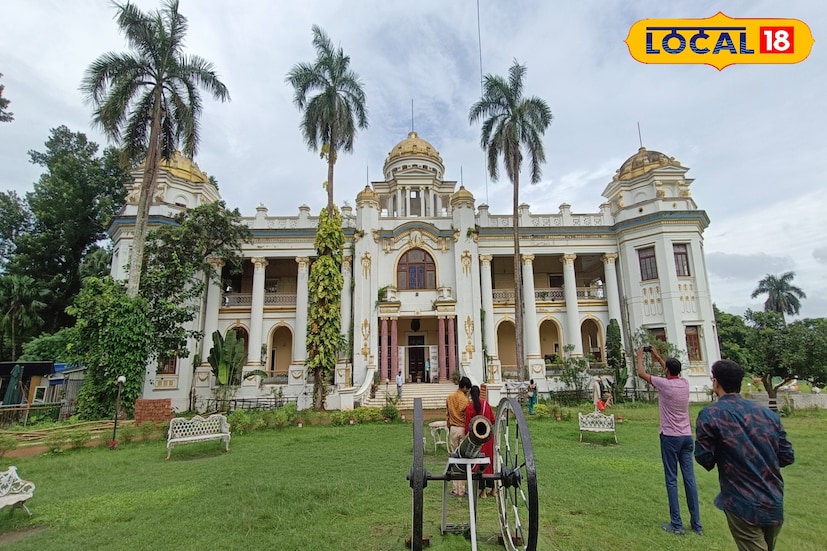 মহিষাদল রাজবাড়ির দুর্গাপুজোর কথা সবাই জানি। কিন্তু মহিষাদল রাজবাড়ি পূর্বসূরীরা দুর্গাপুজোর পাশাপাশি চালু করেছিলেন কালীপুজো। সেই পুজোর বয়স বর্তমানে ২৫০ বছর। পুজোর সঙ্গে জড়িয়ে রয়েছে নানান ইতিহাস। (ছবি ও তথ্য: সৈকত শী)