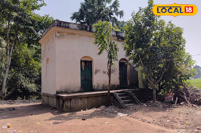 মহিষাদলের ছোট্ট একটি গ্রাম মধ্যহিংলী। সেই গ্রামেই অবস্থিত প্রাচীন মহিষাদল রাজবাড়ির প্রায় আড়াইশো বছরের প্রাচীন শ্মশান ভূমি। রাজবাড়ির সমস্ত পূর্বপুরুষদের শেষকৃত্য সম্পন্ন হয়েছে এখানেই। ঐতিহাসিক এই জায়গায় প্রায় ২৫০ বছরের বেশি আগে রাজবাড়ির তরফ থেকে গড়ে তোলা হয় শ্মশান কালীর মন্দির। (ছবি ও তথ্য: সৈকত শী)