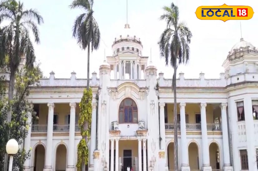 মহিষাদল রাজবাড়ির প্রাচীন এই কালী মন্দিরে প্রতিদিন ব্রাহ্মণ এসে দুপুরে এবং সন্ধ্যায় পুজো করে এই মন্দিরে। দুপুরে ভোগ দেওয়া হয়। কালীপুজোর দিন বিশেষ পুজোর আয়োজন থাকে প্রতিবছর। রাজবাড়ির দুর্গাপুজোর পাশাপাশি এই কালীপুজোও নিয়ম-নিষ্ঠার সঙ্গে হয়ে আসছে বছরের পর বছর। (ছবি ও তথ্য: সৈকত শী)