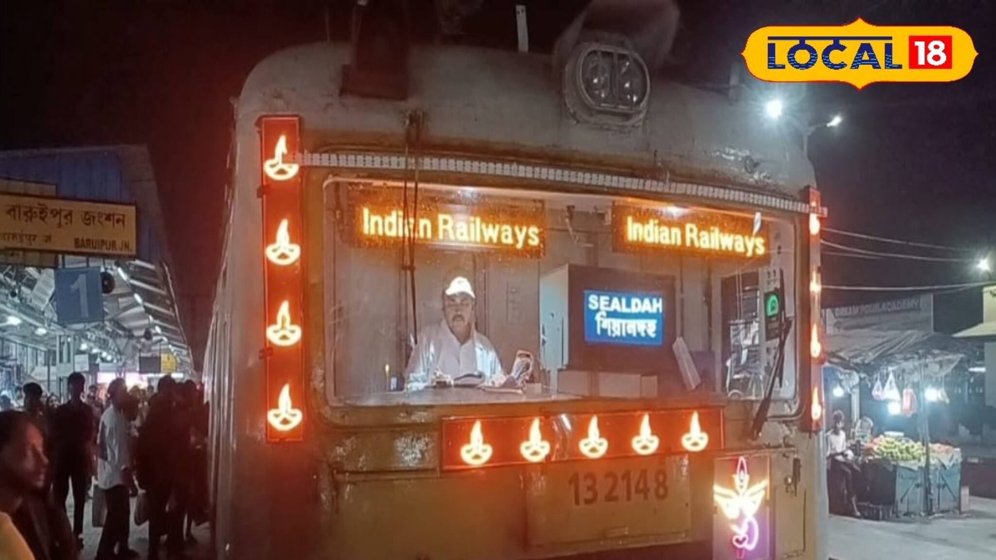 লোকাল ট্রেনে দীপাবলি! কালীপুজোর আগেই ‘প্রদীপ’ জ্বলল ট্রেনে, বিস্ময়ে হতবাক যাত্রীরা