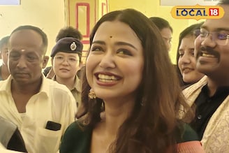 মায়ের স্কুলে গিয়ে আবেগপ্রবণ সোহিনী, জলপাইগুড়িতে ক্যামেরাবন্দি শৈশবের স্মৃতি