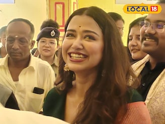 মায়ের স্কুলে গিয়ে আবেগপ্রবণ সোহিনী, জলপাইগুড়িতে ক্যামেরাবন্দি শৈশবের স্মৃতি