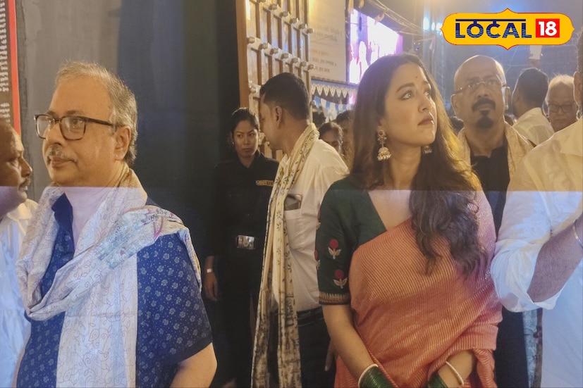 সোহিনী আরও জানান, এই প্রথম কালী পুজো উদ্বোধনে এলেও ডুয়ার্স তাঁর অপরিচিত নয়। “ডুয়ার্সের প্রতি একটা টান আছে, খুব ভাল লাগে এখানে আসতে,” বললেন তিনি হাসিমুখে। তবে কালীপুজোর আনন্দের মধ্যেও অভিনেত্রীর বার্তা ছিল স্পষ্ট...প্রকৃতির সঙ্গে লড়াই নয়, সহাবস্থানই টিকিয়ে রাখতে পারে ভবিষ্যৎ প্রজন্মকে! 