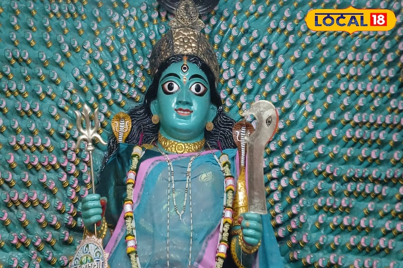 হাওড়া'র হাজার-হাতে কালী! শিবপুরের এই মন্দিরে প্রতি বছর দীপান্বিতা কালীপুজো ধুমধাম করে পুজোর আয়োজন করা হয়। এই মা'কে ঘিরে হাজারও জনশ্রুতি রয়েছে। সারা বছর বিভিন্ন প্রান্ত থেকে ভক্ত আসেন এখানে। দক্ষিণ ভারত থেকে সর্বাধিক ভক্ত সমাগম ঘটে। (ছবি ও তথ্য: রাকেশ মাইতি)