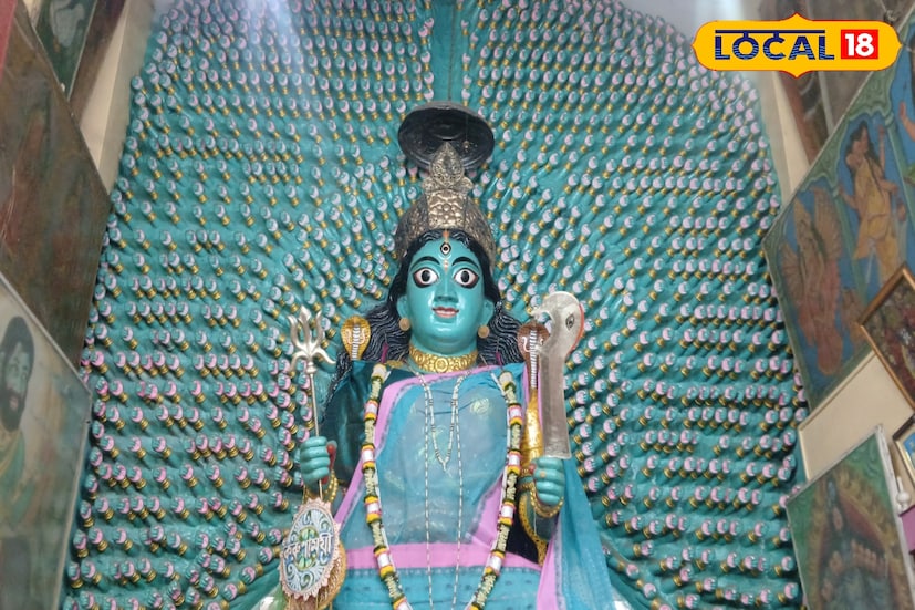 প্রথমে মাটির মন্দির তৈরির পরিকল্পনা করা হয়। মন্দির নির্মাণে সহযোগিতা নিয়ে এগিয়ে আসেন স্থানীয় হালদার পরিবার এবং এলাকাবাসী। মাটির প্রতিমা তৈরি করে বুদ্ধ পূর্ণিমার দিন প্রতিষ্ঠা হয় হাজার-হাত কালীমন্দির।