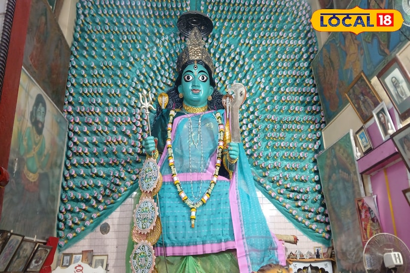 স্বপ্নে দেখা মায়ের রূপ বাস্তবায়িত হয় হাজার হাতের ' মা '। এটি দেবী দুর্গার একটি রূপ। অসুর বধের সময়ে দেবী দুর্গা বিভিন্ন রূপ ধারণ করেছিলেন। তার মধ্যে অন্যতম হাজার-হাতের এই রূপ। চণ্ডীপুরাণের সেই বর্ণনা মত হাজার-হাতের কালী মূর্তি তৈরি হয় হাওড়া শিবপুরে। প্রতিষ্ঠা কাল থেকে এখানে নিত্য দিনের পুজো হচ্ছেন মা।