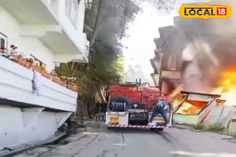 ঘটনাস্থল সূত্রে জানা গেছে, আগুন লাগার সময় পরিবারের সদস্যরা বাড়িতেই ছিলেন। হঠাৎ ধোঁয়া ও আগুন দেখতে পেয়েই সকলে তড়িঘড়ি বাইরে বেরিয়ে আসেন। খবর পেয়ে দার্জিলিং সদর দমকল বিভাগের দুটি ইঞ্জিন দ্রুত ঘটনাস্থলে পৌঁছে আগুন নিয়ন্ত্রণে আনে। কিন্তু ততক্ষণে বাড়ির অধিকাংশ অংশই ভস্মীভূত হয়ে যায়। ছবি ও তথ্য : ঋত্বিক ভট্টাচার্য