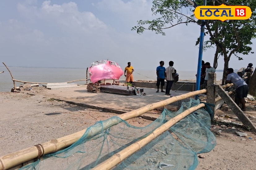 সামশেরগঞ্জ, কৌশিক অধিকারী: মুর্শিদাবাদের এক জ্বলন্ত সমস্যা গঙ্গা ভাঙন। ভাঙনের গ্রাসে ইতি মধ্যেই তলিয়ে গিয়েছে একটি আস্ত কালী মন্দির। তবুও কালীপুজোর আয়োজনের প্রস্তুতি নিল ভাঙন কবলিত এলাকার দুর্গতরা। ১০০ বছরের প্রাচীন ছিল এই কালী মন্দির। কিন্তু এবছর আবার নতুন করে শুরু করা হল পুজোর প্রস্তুতি। 