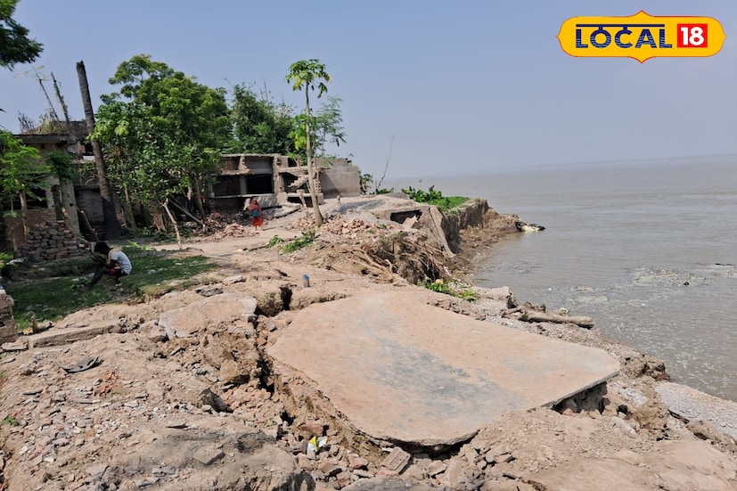 সামশেরগঞ্জে ভাঙনের জেরে মন্দিরের অস্তিত্ব আজ বিলীন। তবুও ঐতিহ্য ধরে রাখতে চাইছেন স্থানীয় বাসিন্দারা। ধ্বংসস্তুপ সরিয়ে থেকে যাওয়া বেদীতে বাঁশের প্যান্ডেল করেই কালী আরাধনার তোড়জোড় শুরু হয়েছে।