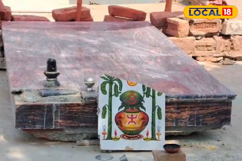 স্থানীয় এক বাসিন্দা জানান, আগে দুর্গা পুজো হত, কালী পুজো হত। নদী তীরবর্তীতেই ছিল ১০০ বছরের প্রাচীন কালী মন্দির। কিন্তু ভাঙনের গ্রাসে সব শেষ। যতটুকু চিহ্ন আছে, সেখানেই কালী পুজো হবে। 