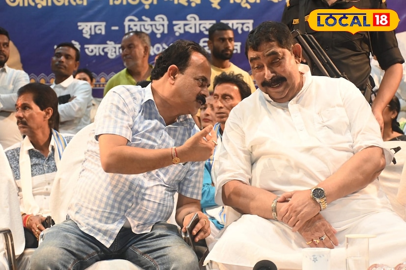 এই মন্তব্যের পরেই সভায় উপস্থিতদের মুখে নীরব হাসি। কার উদ্দেশ্যে অনুব্রত এই মন্তব্য করলেন, তা প্রকাশ্যে কেউ না বললেও ইঙ্গিতটা যেন পরিষ্কার ছিল। দলের গোষ্ঠীভিত্তিক দ্বন্দ্ব ও নেতৃত্বের টানাপোড়েনের প্রেক্ষিতে তাঁর এই বক্তব্য বিশেষ তাৎপর্যপূর্ণ বলে মনে করছেন রাজনৈতিক মহল। ছবি ও তথ্য: সুদীপ্ত গড়াই 