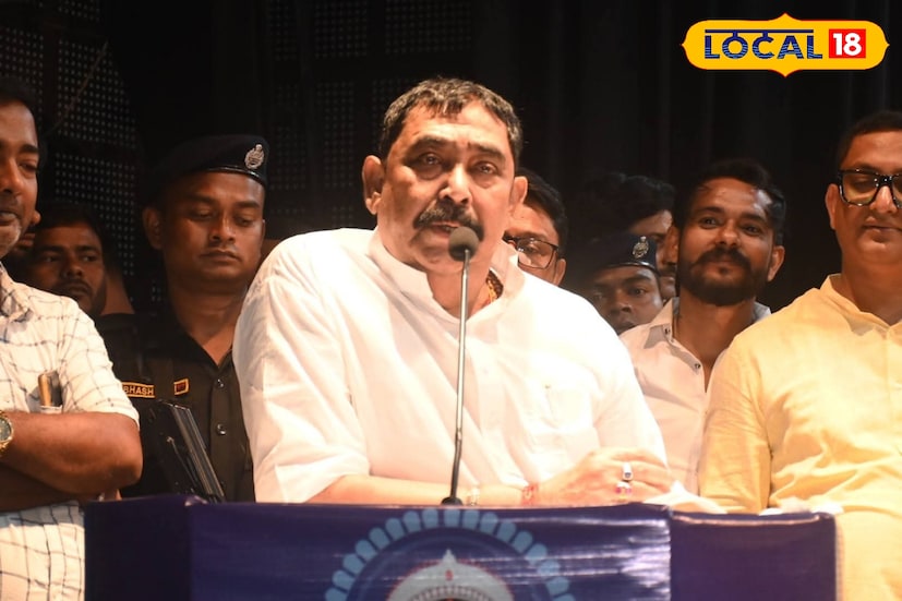 সুদীপ্ত গড়াই, সিউড়ি, বীরভূম: সিউড়ি শহরে তৃণমূল কংগ্রেসের উদ্যোগে আয়োজিত বিজয়া সম্মিলনী সভার মঞ্চে উঠে ফের নিজের চেনা ভঙ্গিতেই বক্তব্য রাখেন জেলা তৃণমূলের কোর কমিটির আহ্বায়ক অনুব্রত মণ্ডল। দলের বিভিন্ন শাখার নেতা-কর্মীদের উপস্থিতিতে অনুষ্ঠিত ওই সভা মূলত দলীয় ঐক্য ও আগামী নির্বাচনের প্রস্তুতি নিয়ে আয়োজিত হয়েছিল।