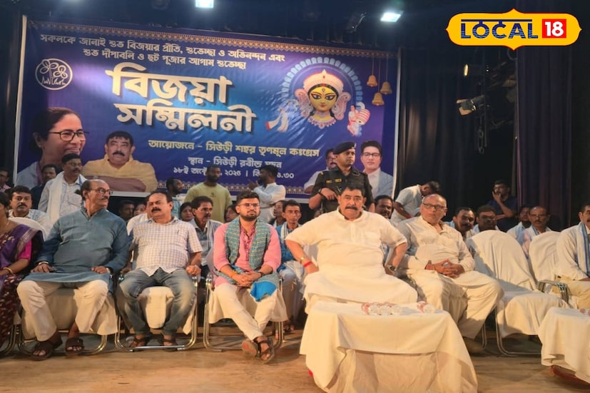 সভা শেষে রাজনৈতিক মহলে শুরু হয়েছে জোর আলোচনা ‘ছাগলের বাচ্চা’ উপমায় আসলে কাকে নিশানা করলেন অনুব্রত মণ্ডল? কেউ বলছেন এটি দলের একাংশের প্রতি সরাসরি বার্তা, আবার কেউ বলছেন, এটি তাঁর কৌতুকের মাধ্যমে দেওয়া সতর্ক সংকেত। যা-ই হোক, অনুব্রতের এই মন্তব্যে ফের চর্চার কেন্দ্রবিন্দুতে উঠে এসেছে বীরভূম জেলা তৃণমূলের অন্দর রাজনীতি। ছবি ও তথ্য: সুদীপ্ত গড়াই 