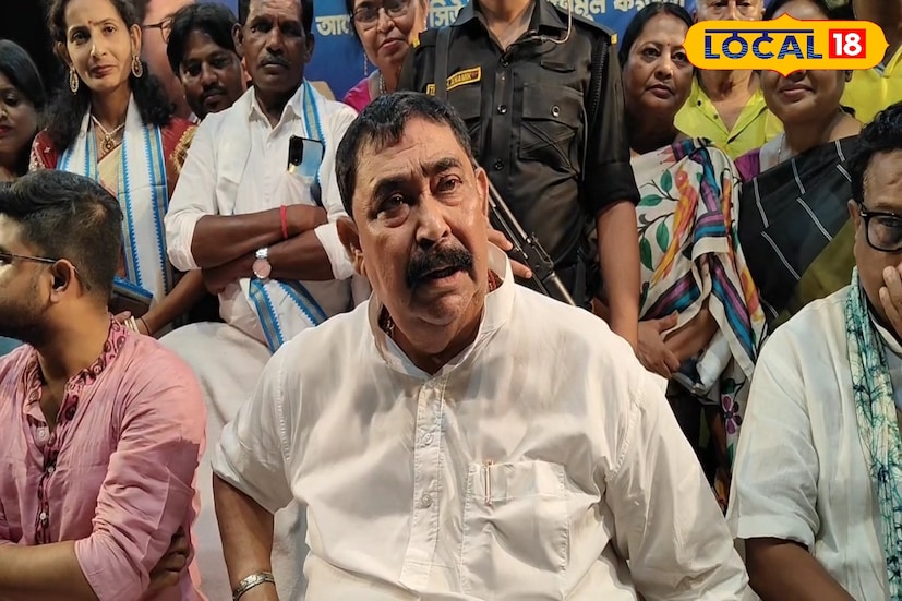 সভার শুরুতেই কোর কমিটির সদস্য সুদীপ্ত ঘোষ এবং সহ সভাপতি মলয় মুখার্জির বক্তব্য ঘিরে প্রশ্ন ওঠে। তাঁরা বলেন, 