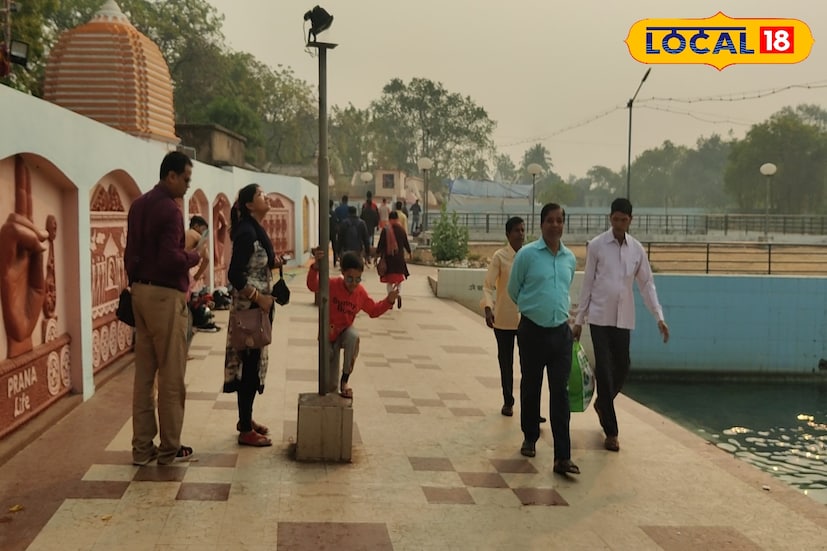 রবিবার সকাল থেকে মন্দির প্রাঙ্গণ ও ঘাট এলাকায় ছিল উপচে পড়া ভিড়। ভক্তদের সুবিধার জন্য প্রশাসনের পক্ষ থেকে নিরাপত্তা ও জলস্রোত নিয়ন্ত্রণে ছিল কড়া ব্যবস্থা। সার্বিকভাবে, ভূত চতুর্দশীর এই পবিত্র দিনে বীরভূমের বক্রেশ্বর পরিণত হয় আধ্যাত্মিক মিলনক্ষেত্রে। ছবি ও তথ্য: সুদীপ্ত গড়াই 
