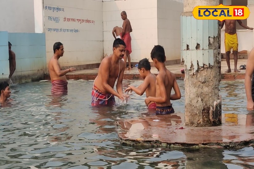 ভক্তদের মতে, এই উষ্ণ প্রস্রবণের জলে স্নান করলে পাপ মোচন হয় এবং শরীরও হয় শুদ্ধ। দুর্গাপুজোর সমাপ্তির পর মহাকালীর আরাধনার আগে এই স্নানই পবিত্রতার সূচনা। কেউ স্নান শেষে মন্দিরে পুজো দেন, কেউ আবার প্রস্রবণের জলে শরীর ধুয়ে নেন ভক্তিভরে। ছবি ও তথ্য: সুদীপ্ত গড়াই 