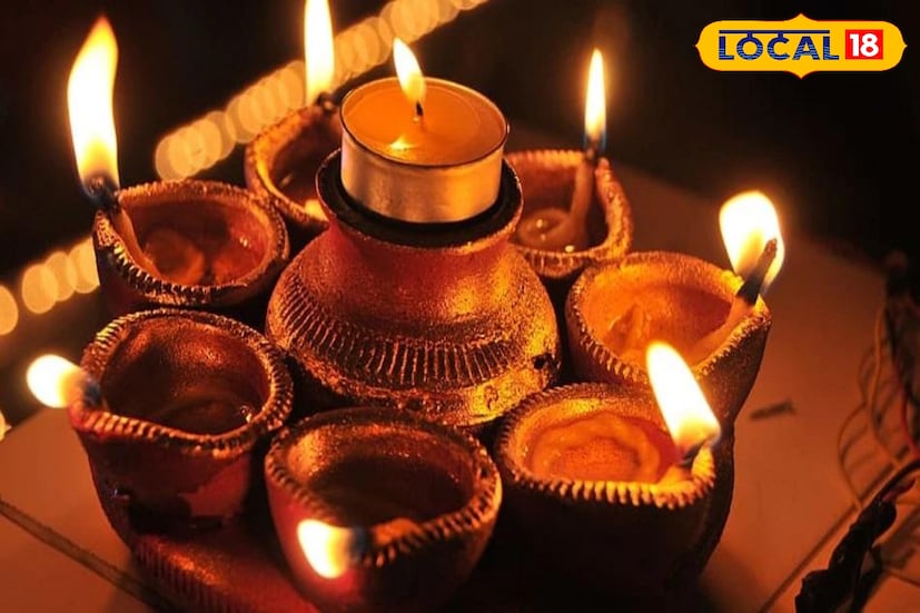 হিন্দুদের পুরানে ১৪ টি ভুবনের উল্লেখ রয়েছে যার মধ্যে সাতটি পাতাল এবং সাতটি স্বর্গ। এর মধ্যে সাতটা পাতাললোক হলও অতল, বিতল, সুতল, তলাতল, মহাতল,পাতাল ও রসাতল। এর মধ্যে সাতটা স্বর্গলোক হলও ভূঃ, ভুবঃ, স্বঃ, জনঃ, মহঃ, তপঃ ও সত্য। পুরানে লেখা রয়েছে এই ১৪ টি লোকের অধিবাসীদের সম্মান জানাতেই শুরু হয়েছিল এই ১৪ প্রদীপ জ্বালানোর প্রথা।