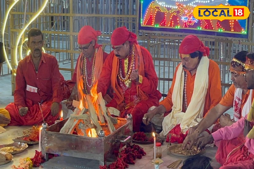 কিন্তু ভূত চতুর্দশী মানে সত্যি করে কী ভূতের কথা বলা হয়! বিভিন্ন তন্ত্র সাধকদের মতে মানব শরীর তৈরি হয় ক্ষিতি (পৃথিবী),তেজ (আগুন),অপ (জল), মরুৎ (বায়ু),ব্যোম (আকাশ), আর এই পঞ্চভূতকে সম্মান জানাতেই শুরু হয়েছিল ভূত চতুর্দশী। এ তো গেল ভূত চতুর্দশীর কথা তবে কেন ১৪ প্রদীপ জ্বালানো হয় এর কী ব্যাখ্যা রয়েছে?