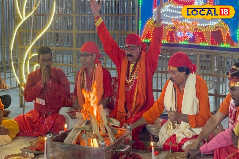 তবে কেন পালন করা হয় এই ভূত চতুর্দশী! এই বিষয়ে তারাপীঠ মন্দিরের এক সেবায়েত গোলক মহারাজ জানান বিশ্বাস অনুযায়ী ভূত চতুর্দশীর রাত্রে খোলা থাকে স্বর্গ ও নরকের দরজা। আর সেখান থেকেই আত্মা এবং স্বর্গ লাভ করা ব্যক্তিরা নেমে আসেন মর্ত্যে। আর সেইসব পূর্বপুরুষদের উদ্দেশ্যে ভূত চতুর্দশীর সন্ধ্যায় জ্বালিয়ে তোলা হয় ১৪ টি প্রদীপ।