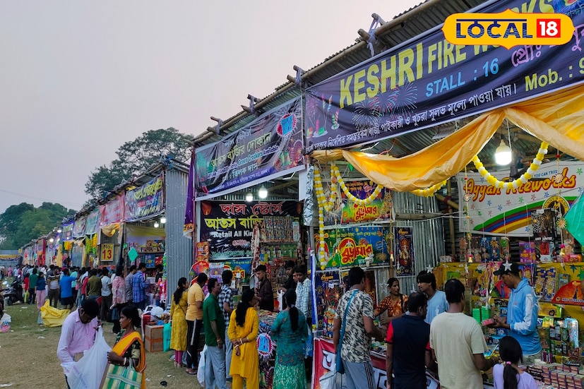 বাজি বাজারে ব্যবসায়ীদের বাজিমাত। কোটি কোটি টাকার বাজি বিক্রি করে বাজার কাঁপালেন মালদহের বাজি বাজারের ব্যবসায়ীরা। সূচনার দিন থেকেই জেলার মোট সাতটি ব্লক এলাকায় অনুষ্ঠিত বাজি বাজারগুলিতে ক্রেতাদের বাঁধ ভাঙা ভিড় লক্ষ্য করা যায়। (ছবি ও তথ্যঃ জিএম মোমিন)