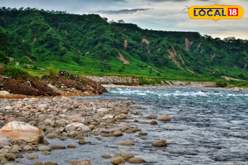 ওদলাবাড়ি, মালবাজার কিংবা চালসা থেকে গাড়িতে মাত্র কয়েক ঘণ্টার পথ। শিলিগুড়ি থেকেও ক্যাবে করে পৌঁছে যাওয়া যায় অনায়াসে।থাকার ব্যবস্থাও আছে প্রকৃতির কোলে একটি ছোট্ট রিসর্টে রয়েছে চারটি কাঠের কটেজ, যার পাশ দিয়েই বয়ে যায় জলঢাকা নদীর স্রোত। রাতে তারার নিচে বসে নদীর গর্জন শুনতে শুনতে এক অদ্ভুত শান্তি নেমে আসে মনে। সরকারি রিসর্টেও থাকার ব্যবস্থা আছে, তবে আগে থেকে বুকিং করা জরুরি! পুজো শেষ, শরতের ছুটি এখনও বাকি। তাই যদি একটু একান্তে সময় কাটাতে চান, তবে ঘুরে আসুন ‘পারেন’ থেকে যেখানে পাহাড়, নদী আর প্রকৃতি মিলে মিশে একাকার!