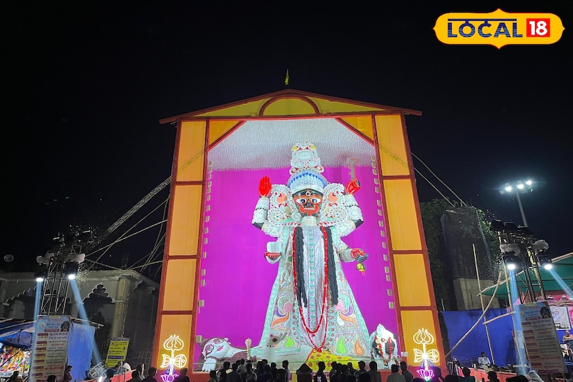 সিউড়ি, বীরভূম, সুদীপ্ত গড়াই: নিজেদের বিশেষ পরিচিতিকে অক্ষুন্ন রেখে এ বছরও ৫৫ ফুটের কালী প্রতিমার পুজোয় মেতে উঠেছে সিউড়ি ২ ব্লকের পুরন্দরপুরের বান্ধব সমিতি। বিশালাকার প্রতিমা দেখার জন্য এখন থেকেই পুরন্দরপুর মুখরিত হাজার হাজার মানুষে। সিউড়ি শহর ও জেলার বিভিন্ন প্রান্ত থেকেও দর্শনার্থীরা ভিড় জমাচ্ছেন এই প্রতিমা দর্শনে।