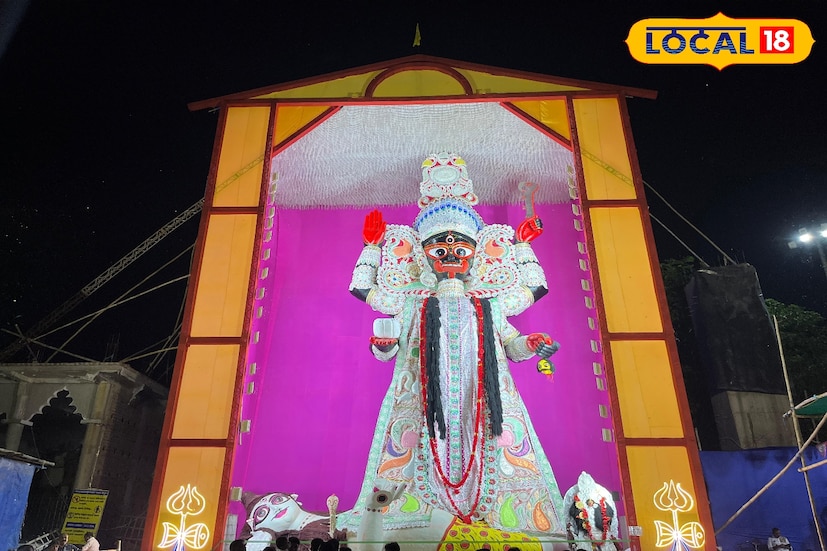 বান্ধব সমিতির মাঠজুড়ে বসেছে বড় মেলা। সাত দিন ধরে চলছে নানান সাংস্কৃতিক অনুষ্ঠান, নাগরদোলা, আলোকসজ্জা ও নানা দোকানপাটের রমরমা। প্রতিদিনই বাড়ছে দর্শনার্থীর সংখ্যা। মেলা ঘিরে উৎসবের আবহে এখন গোটা পুরন্দরপুর। ছবি ও তথ্য: সুদীপ্ত গড়াই 