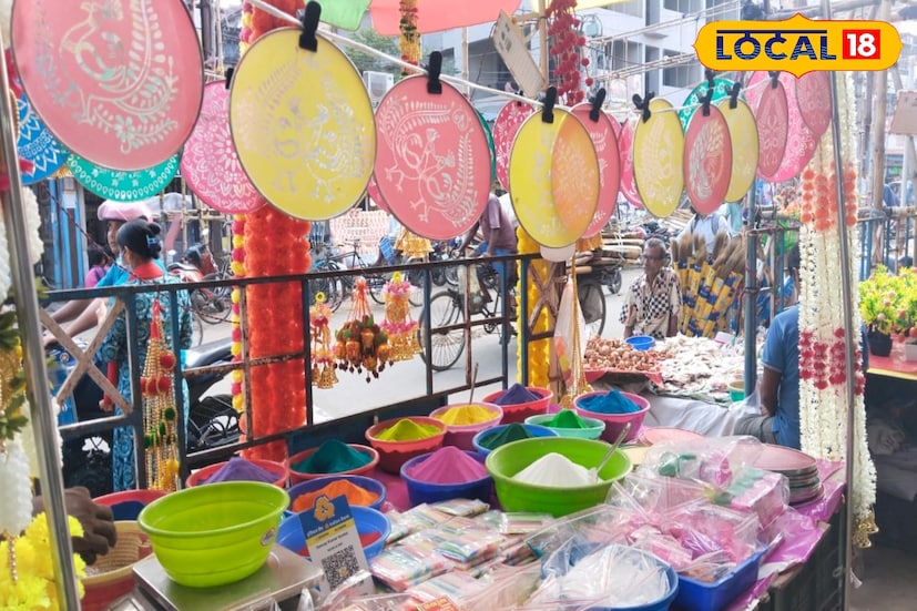 ব্যবসায়ী অমন মল্লিক বলেন, সারা বছর ফল বিক্রি করি কালীপুজোর দুদিন আগে থেকে কালী পুজোর পরদিন পর্যন্ত বিভিন্ন ঘর সাজানোর জিনিস ও রঙ্গোলি বিক্রি করি। অনেকেই রঙ্গোলি দিতে পারেন না তাই তাদের জন্য রঙ্গোলি দেওয়া ছাঁচ পাওয়া যায়। ঘর সাজানো অন্যান্য জিনিস বিক্রি হলেও প্রদীপ রঙ্গোলির চাহিদা অনেক বেশি। (ছবি ও তথ্য: সায়নী সরকার)