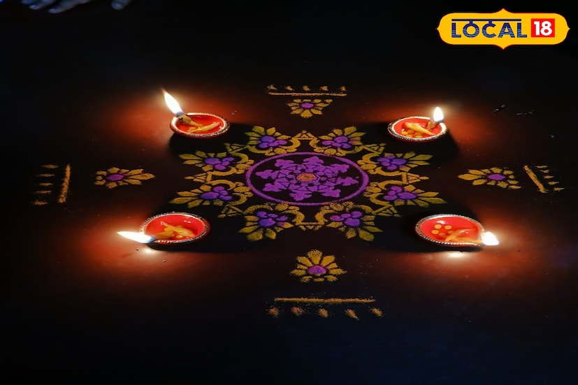 কালী পুজো মানেই আলোর উৎসব। চারিদিক সেজে ওঠে নানান রঙের আলোতে। বাড়িতে বাড়িতে জ্বালানো হয় প্রদীপ সাজিয়ে তোলার বাড়ি। বর্তমানে সোশ্যাল মিডিয়া ট্রেন্ডে গা ভাসিয়ে প্রদীপ ও আলোর পাশাপাশি অনেকেই বাড়িতে দেন রঙ্গোলি। নানান রকম নকশা ফুটিয়ে তোলেন। ( ছবি ও তথ্য:সায়নী সরকার)