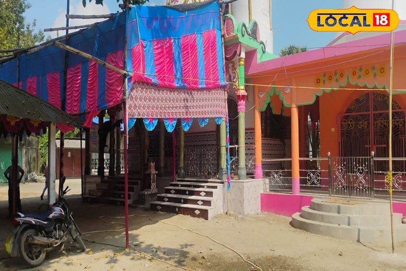 সেখানেই ওই চাল জমা দিয়ে শূন্য ঘট নিয়ে চলে যান নদীতে। যেখান থেকে ঘট ভর্তি করে নিয়ে এসে দেবীর আবাহন শুরু হবে। এটাই রীতি। দুপুরে পুজোর সমাপন হবে, গ্রামবাসীরা একত্রিত হয়ে পংক্তি ভজন করবেন। সুস্মিতা গোস্বামী 