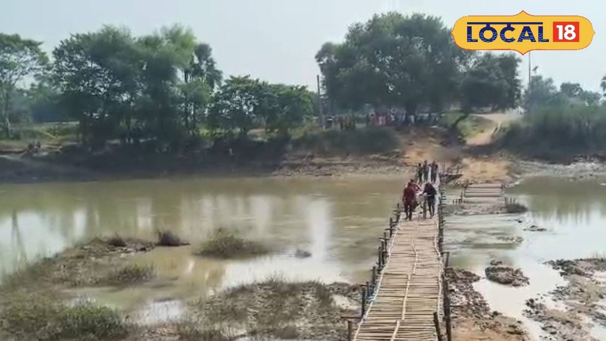 বাঁশের সাঁকোর উপর ছিপ নিয়ে বসেছিল...সেই শেষ দেখা! কোলের ছেলের খোঁজে দিশেহারা বাবা-মা