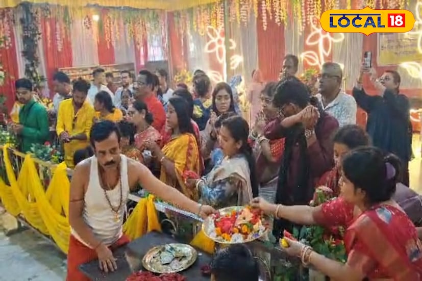 মন্দিরের পুরোহিত নন্দকুমার গোস্বামী বলেন, “সেবকেশ্বরীর সঙ্গে মানুষের ভরসা আর আবেগ জড়িয়ে আছে। ভক্তির তেজ একটুও কমেনি। এবারও রাতভর পুজোর সব আয়োজন প্রস্তুত।” রাত থেকে হবে মায়ের পুজো। আলো, ফুল, ধূপ আর প্রসাদের দোকানে লেগেছে ব্যস্ততা। মন্দির কমিটি জানিয়েছে, আজ রাত আটটা থেকে শুরু হবে মূল পুজো, চলবে সারারাত। মঙ্গলবার ভোরবেলায় মায়ের প্রসাদ পেয়ে ঘরে ফিরবেন হাজার হাজার ভক্ত। ছবি ও তথ্য : ঋত্বিক ভট্টাচার্য