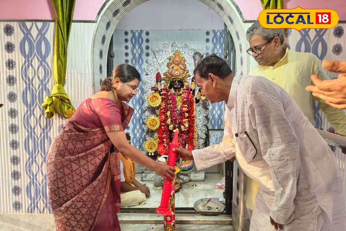 মৌরলা, পুঁটি, খয়রা, ল্যাটা, বেলে, কই, শিঙি...১২ রকম মাছভাজা থাকে দেবী ‘বিলেকালীর’ পুজোয়