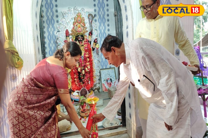 শহর ও শহরতলির ঝলমলে আলোর উজ্জ্বলতাকে অনেক দূরে ফেলে, শান্ত-নিরিবিলি গ্রামীণ পরিবেশে আজও টিকে আছে এক অন্যরকম পূজোর ঐতিহ্য। পূর্ব বর্ধমান জেলার পূর্বস্থলী ১ ব্লকের প্রান্তিক গ্রাম বিদ্যানগরের কোবলায় অনুষ্ঠিত হয় এই অনন্য পুজো। সোমবার বিকেলে তার আনুষ্ঠানিক সূচনা করেন পূর্ব বর্ধমানের জেলাশাসক আয়েশা রানী এ। উপস্থিত ছিলেন রাজ্যের মন্ত্রী স্বপন দেবনাথ, পূর্বস্থলী ১ পঞ্চায়েত সমিতির সভাপতি দিলীপ মল্লিকসহ বিশিষ্টজনেরা।তথ্য ও ছবি : বনোয়ারীলাল চৌধুরী