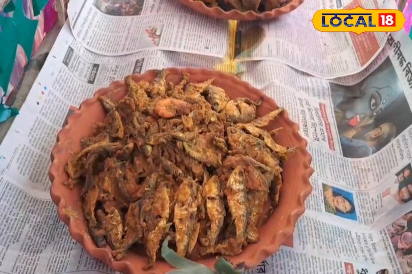 এই পুজোর অন্যতম বিশেষত্ব হল ১২ রকমের মাছের ভোগ। দেবীর নৈবেদ্যে চুনোমাছ থেকে শুরু করে কাঁকড়া পর্যন্ত নানা রকমের পদ থাকে। খাল-বিল থেকে জালে ধরে আনা মাছেই তৈরি হয় দেবীর ভোগ। ভোগের তালিকায় থাকে কাঁকড়া, সোনা খড়কে, মৌরলা, পুঁটি, খয়রা, ল্যাটা, বেলে, কই, শিঙি, মাগুর, ধ্যাদা, চাঁদা ও খলসে মাছের ভাজা পদ। সঙ্গে পরিবেশিত হয় এক বিশেষ ধরনের মাছের টক, যা এই পুজোর অঙ্গ।তথ্য ও ছবি : বনোয়ারীলাল চৌধুরী