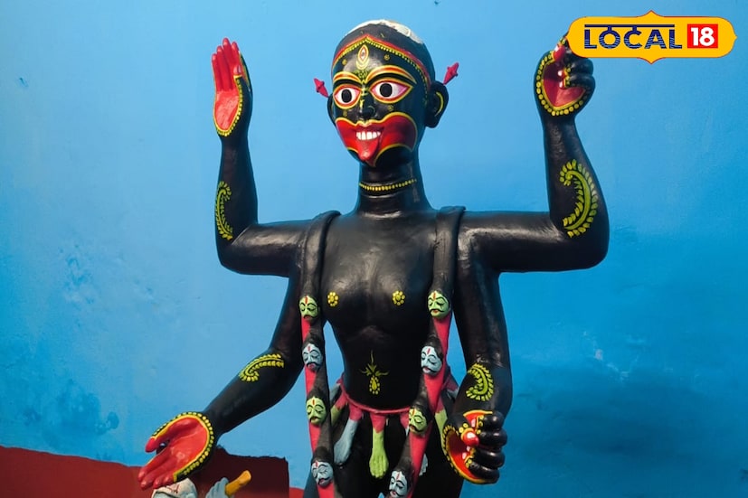 একটা সময় এই প্রাচীন জনপদের বাসিন্দাদের আর্থিক অনটন ছিল চরমে। তৎকালীন সময় থেকেই বিভিন্ন কারণে প্রায় ২০০ থেকে ২৫০ টি কালি পুজো শুরু হয় সোনামুখী শহরে। তার মধ্যে অন্যতম পায়রা কালী। সোনামুখীর বাসিন্দাদের বহু বিশ্বাস এবং ভরসার জায়গা এই কালি। ছবি ও তথ্য নীলাঞ্জন বন্দ্যোপাধ্যায়