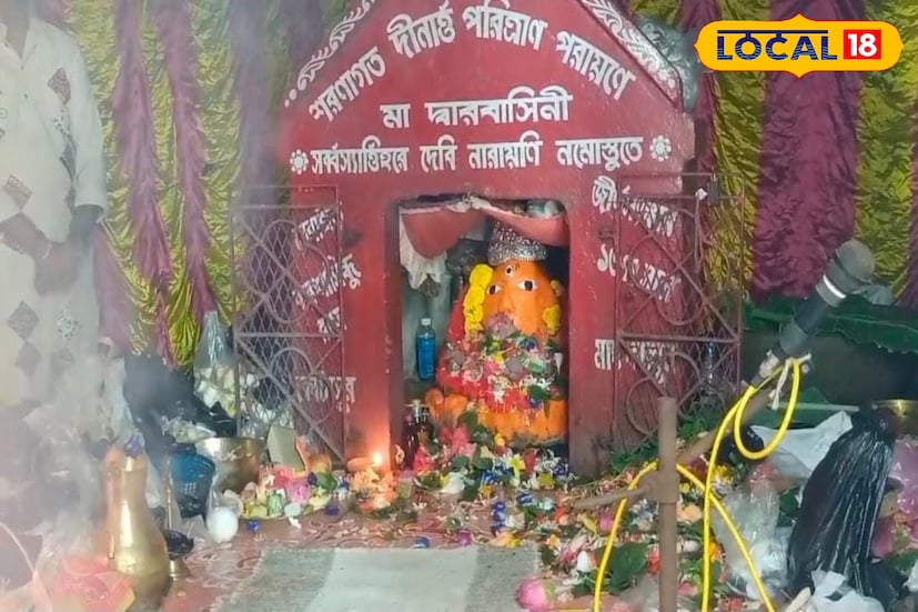 আর এই দীপান্বিতা দীপাবলি উৎসবকে কেন্দ্র করে কোটাসুরের আরাধ্য দেবতা মদনেশ্বর শিবের দ্বার রক্ষক দ্বারবাসিনী কালীর বাৎসরিক উৎসবকে কেন্দ্র করে জমায়েত হয়েছে হাজার হাজার ভক্ত আর এই উৎসবে মায়ের ভক্তরা ফুল ফল নৈবেদ্য বিভিন্ন মিষ্টি সহ মালা এনে মায়ের পুজো দিয়ে থাকেন। তবে এই প্রদীপটি কী আদতে মহাভারতের যুগের! এই বিষয়ে একটি স্কুলের ইতিহাস শিক্ষক অর্ণব বন্দ্যোপাধ্যায় বলেন, এই প্রদীপটি মহাভারতের যুগের কিনা বলা সম্ভব নয়। তবে এটা বলা যেতে পারে বেশ কয়েক বছর পুরনো এই প্রদীপ। (ছবি ও তথ্য: সৌভিক রায়)