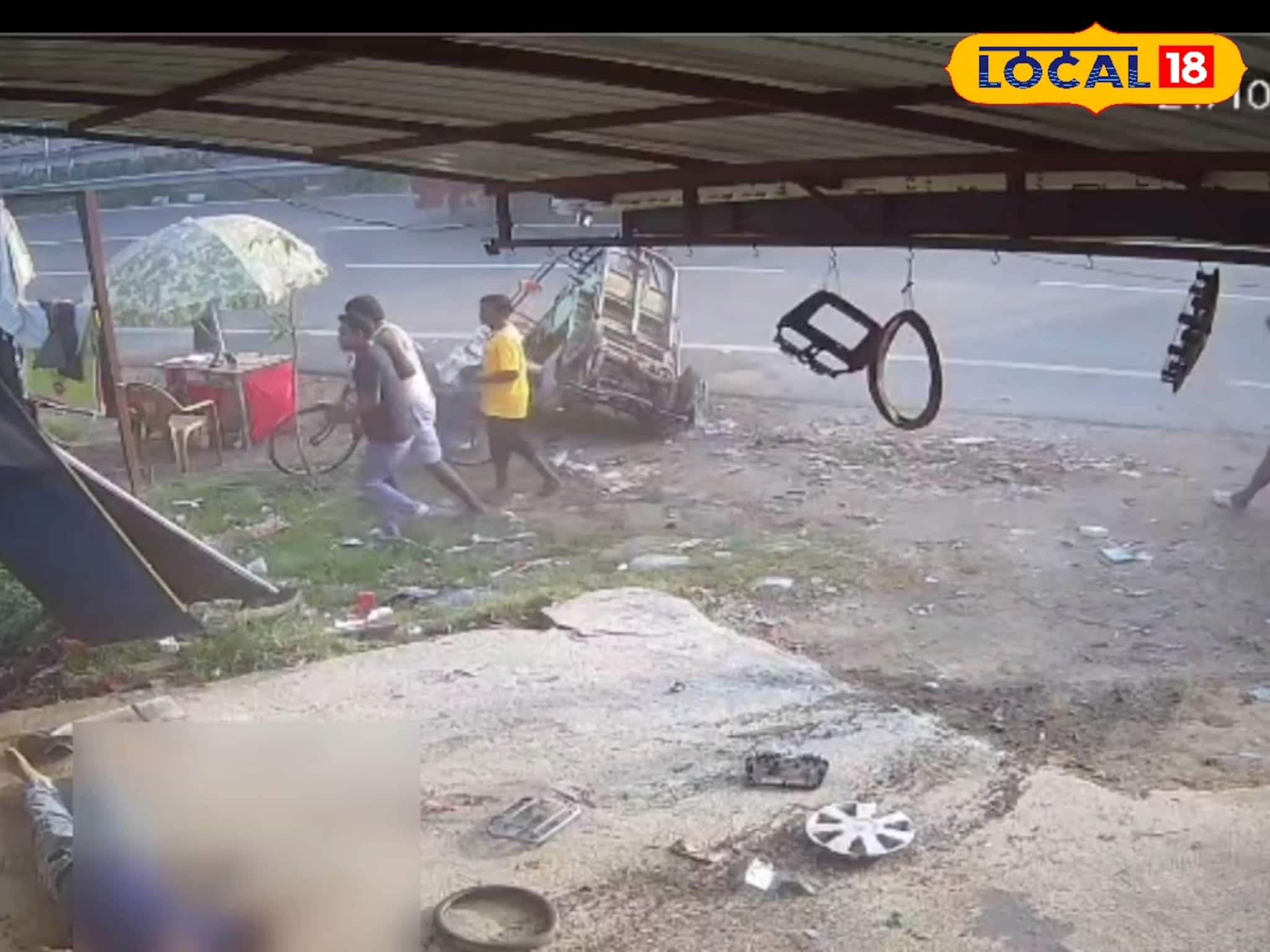 ভয়াবহ দুর্ঘটনা! উড়ে এল স্করপিও,রাস্তায় দাঁড়ানো ব্যক্তিকে টেনে নিয়ে ঢুকে গেল দোকানে,মৃত