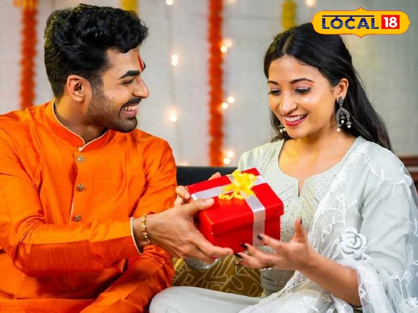 ভাইবোনের পবিত্র ভালবাসার প্রতীক ভাইফোঁটা। দীপাবলির পরেই ঘরে ঘরে ভাইফোঁটার আনন্দে মেতে ওঠে বাঙালী পরিবার।